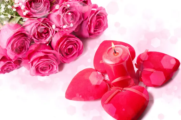 Día de San Valentín - rosas rosadas y decoración de velas.