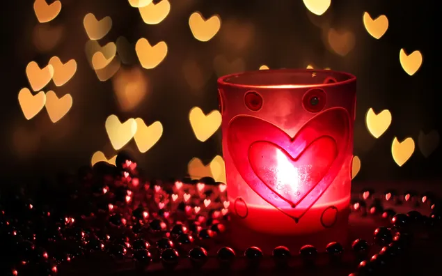 Día de San Valentín: velas encendidas y luces bokeh del corazón.