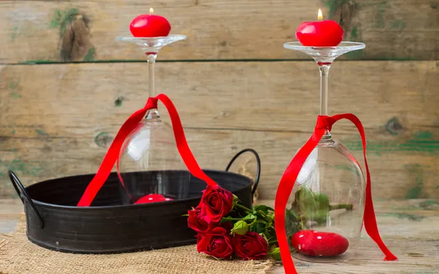 Día de San Valentín - velas rojas y decoración de vasos.