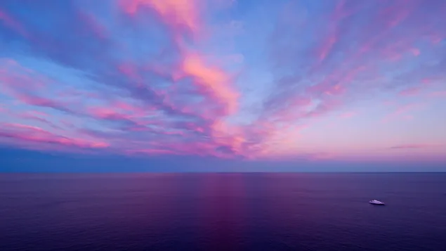 Die Lichter der Wolken in lila, rosa und weißen Tönen und ein kleines Boot im Meer