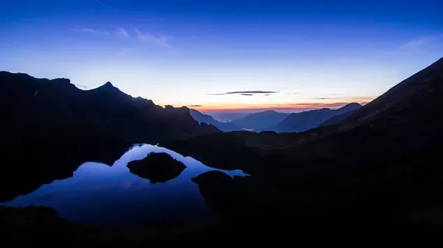 Diepe donkerblauwe bergen