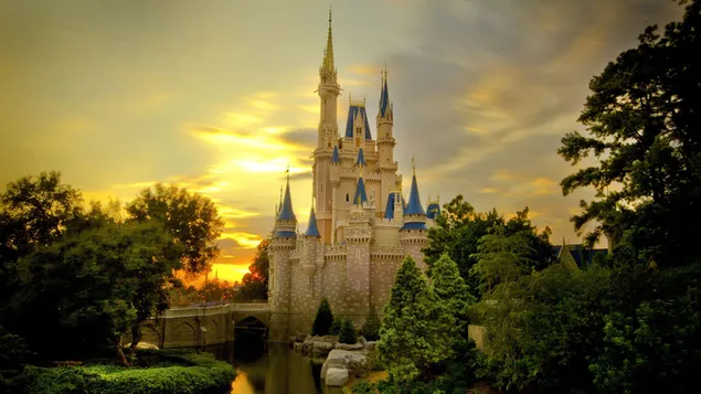 Disney-achtig kasteel omringd door bomen download