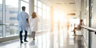 Dokteren an engem Spidol mat enger Sonn duerch d'Fënster 4K Tapeten
