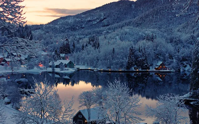 冬の冬の村の夕日