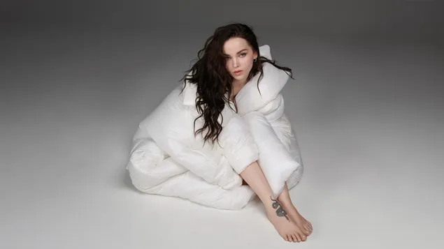 'dove cameron' i hvit jumpsuit nedlasting