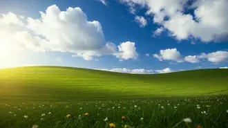 강력한 판타지 Windows 데스크톱 컴퓨터 장식에 맞춰 제작된 갑옷을 입은 전사 뒤에서 불타는 안개 속에 우뚝 솟은 용 2K 배경화면