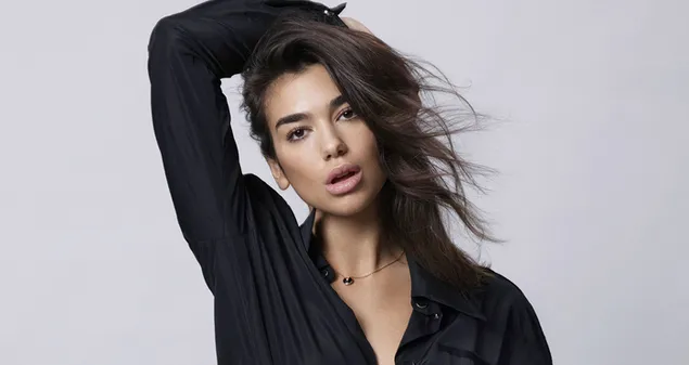 Dua lipa mano en la cabeza con lápiz labial rosa camisa negra 2K fondo de pantalla