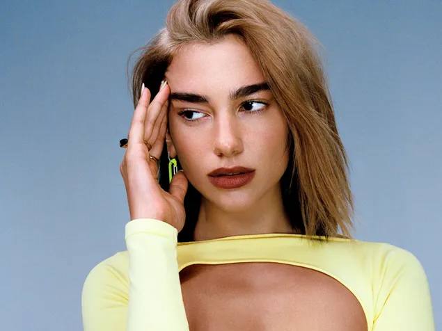 Dua lipa 手放在她的臉棕色頭髮紅唇黃色連衣裙旁邊 HD 壁紙
