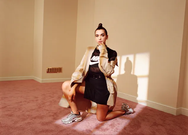 Dua lipa im Zimmer mit Sportkleidung im Sonnenlicht, das aus dem Fenster fällt herunterladen