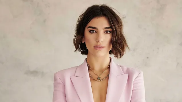Taustpilt Dua lipa seina ees oma tömpide juuste ja roosa jopega 4K