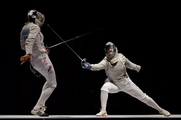 Duel d'atletes amb floret, espada i espasa en esgrima baixada