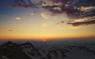 Anochecer puesta de sol montaña 4K fondo de pantalla