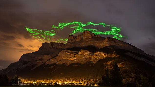 espectacle dinamic de llum laser projectat a la muntanya a la nit baixada