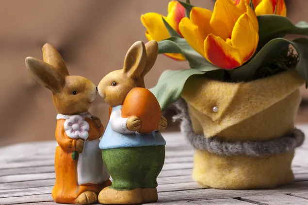 Osterhase verbindet Ornamente mit einer gelben Tulpe-Blume 4K Hintergrundbild
