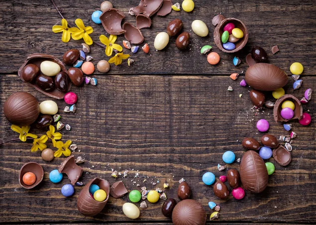 uova di cioccolato di pasqua e fiori in una vecchia tavola di legno scarica