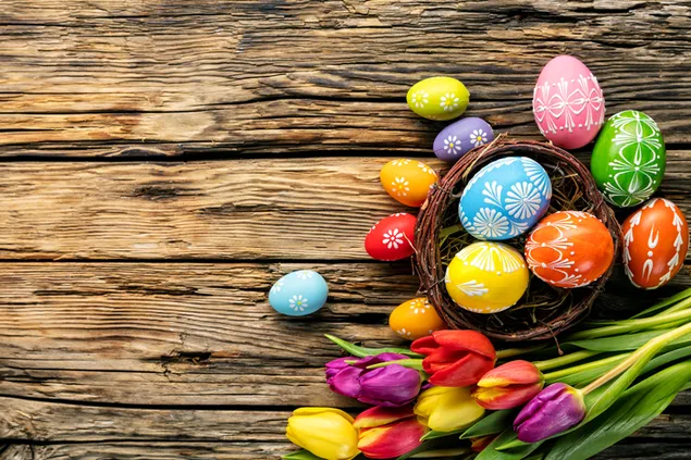 Pesta Paskah dengan bunga tulip dan telur berwarna-warni unduhan