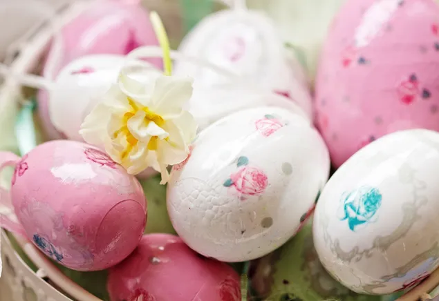 Osterblumen bemalte Eier in einem Korb 2K Hintergrundbild
