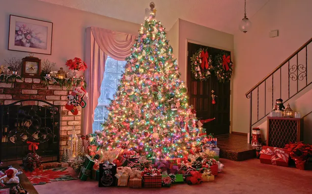 Een enorme dennenboom met kleurrijke lichtjes en nieuwjaarsgeschenken in huis, versierd voor het nieuwe jaar download