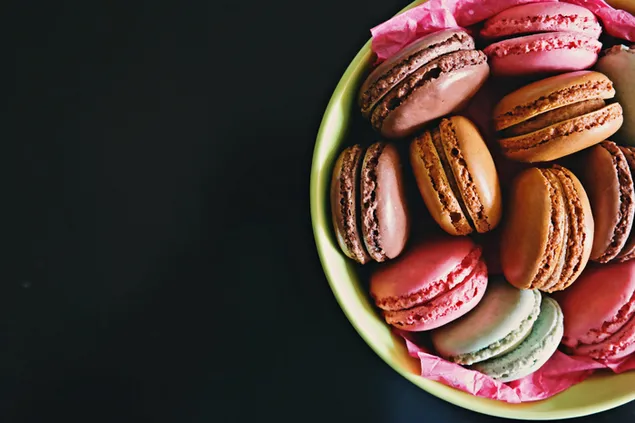 Een kom kleurrijke Franse Macarons download