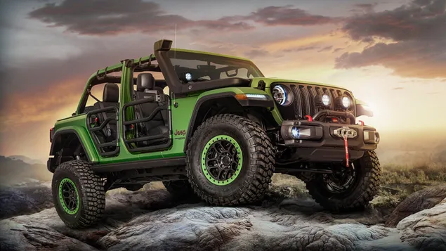 Een ultramoderne, krachtige en majestueuze Jeep in groen en zwart op de rotsen onder gele en grijze wolken