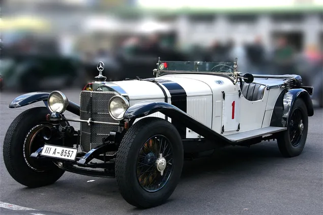 Een vintage auto van een klassiek legendarisch model mercedes in het wit