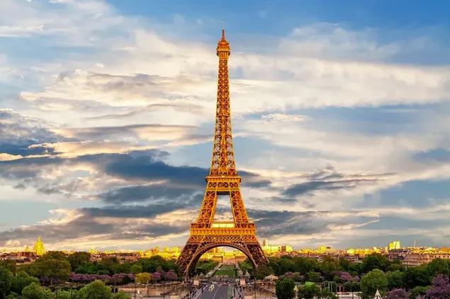 Menara Eiffel dengan pemandangan awan di siang hari 4K wallpaper