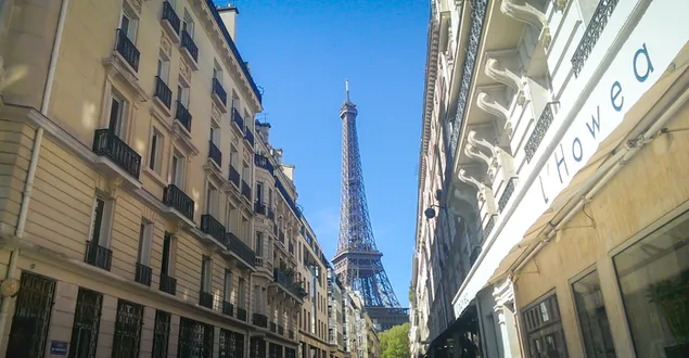 Hình nền Eiffel nhìn từ đường phố 2K