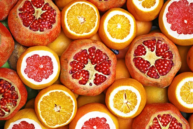 Ein Haufen aufgeschnittener Orange, Grapefruit und Granatapfel