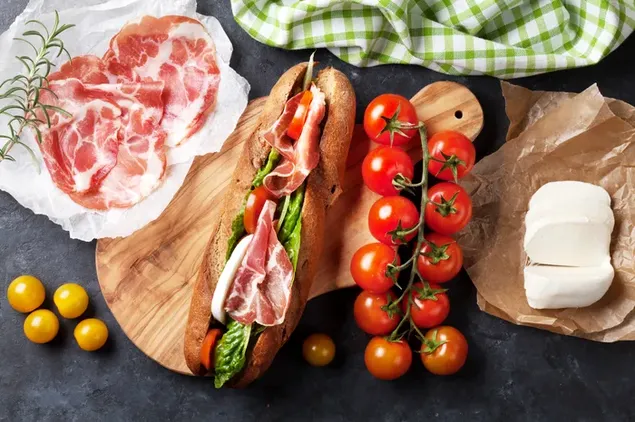 Ein riesiges Sandwich mit Schinken, Käse und Gemüse