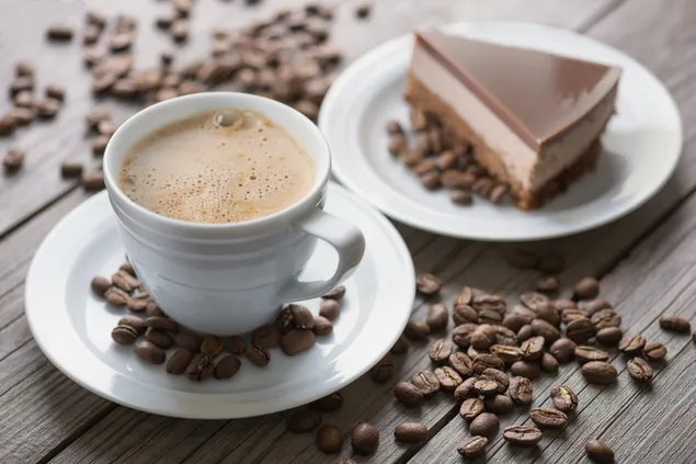 Eine Tasse Cappuccino und ein Stück Schokoladenkuchen