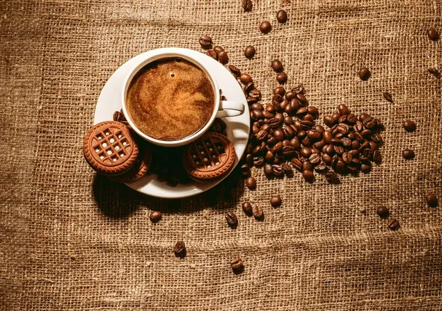 Eine Tasse Kaffee gepaart mit süßen Keksen und Keksen