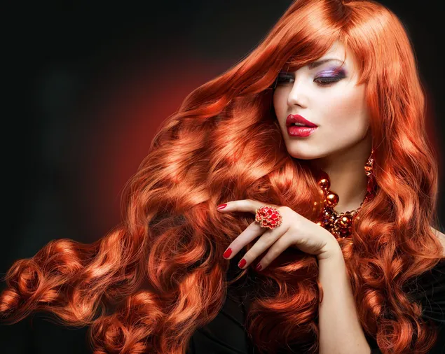 El glamuroso diseño de cabello de la mujer que posa con su hermoso peinado y su magnífica selección de colores. descargar