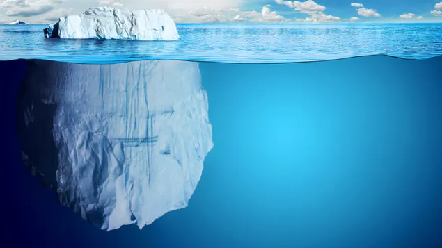 El lado visible e invisible del iceberg en agua helada