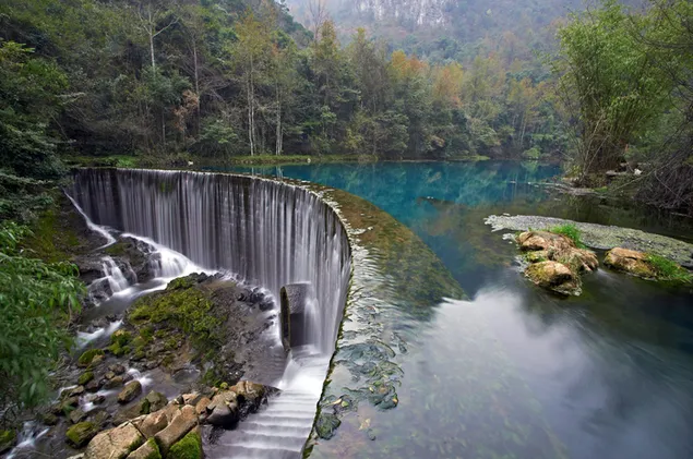 El lago de Plitvice en Croacia tiene agua limpia y una naturaleza increíble.