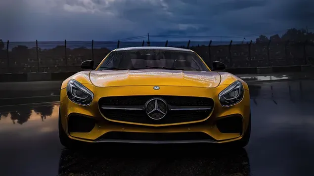 El Mercedes Benz AMG amarillo se ve genial cuando está estacionado entre las redes reflejadas en el agua por la noche descargar