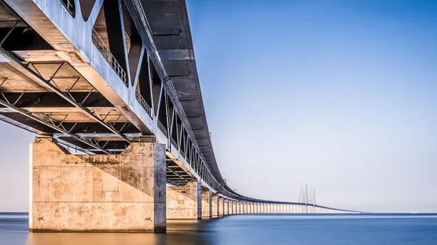 El puente de öresund de dos carriles en medio del mar con su magnífica arquitectura