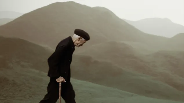 voyageur age traversant un vaste terrain montagneux telechargement