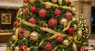 Decoração natalina elegante com enfeites dourados, velas, guirlandas e um charme festivo e acolhedor por todo o ambiente. 2K papel de parede
