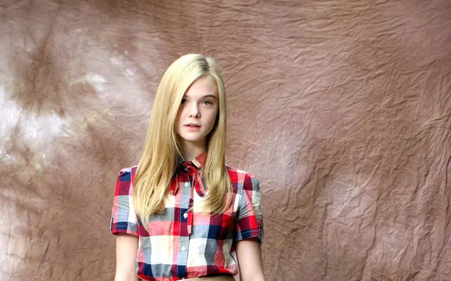Taustakuva Elle Fanning pukeutunut rentoon 2K