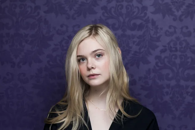 Taustakuva Elle Fanning mustassa mekossa 2K