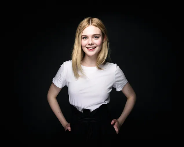 Elle Fanning lacht mooi met zwarte achtergrond download