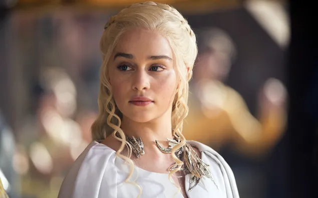 Emilia Clarke como La Daenerys Targaryen sin quemar 2K fondo de pantalla