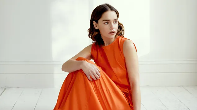 Emilia Clarke con vestido naranja 4K fondo de pantalla