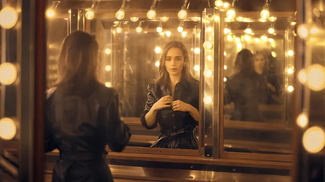 Reflejo de Emilia Clarke en el espejo del tocador 4K fondo de pantalla