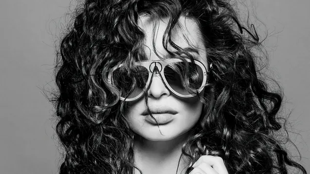 "إميلي راتاجكوسكي" في جلسة تصوير لمجلة العصر الذهبي الخامس - أحادية اللون BG 4K خلفية