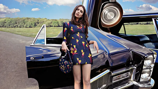 אמילי רטאג'קובסקי לובשת שמלה תואמת ותיק נשען במכונית שחורה 4K טפט