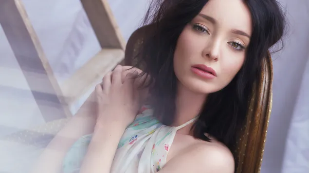Emma Dumont charming in pink lips
