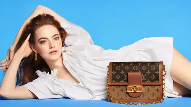 Tapeta Emma Stone Americká herečka v bílých šatech a s taškou Louis Vuitton 4K