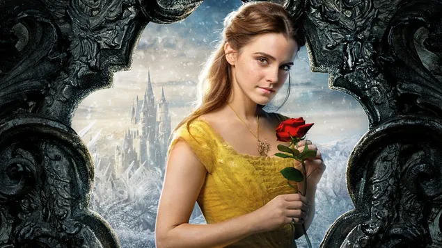 Emma Watson është një grua shumë e bukur me një trëndafil në dorë dhe një fustan të verdhë në bukurinë dhe bishën 4K sfond