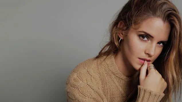 Emma Watson trägt einen braunen bequemen Pullover